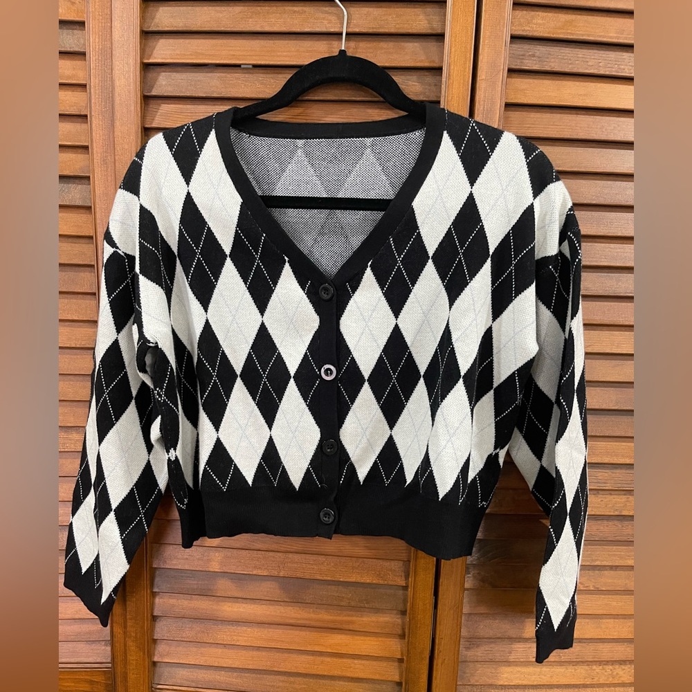 Black and white pattern button up thin knit sweater